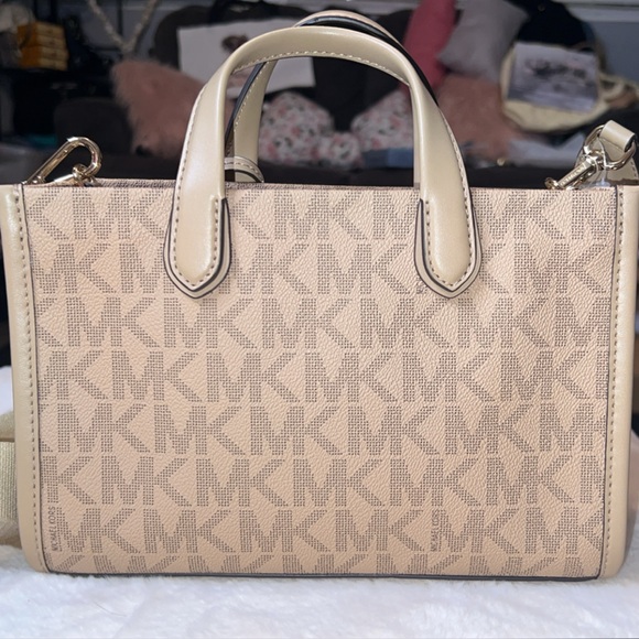 Michael Kors Gigi Small
East West Messenger Tote - Picture 4 of 14